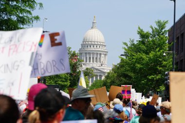 Madison, Wisconsin ABD - 14 Haziran 2025: Protestocular Krallar Yok etkinliği sırasında protesto için bir araya geldi.