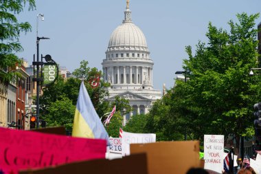 Madison, Wisconsin ABD - 14 Haziran 2025: Protestocular Krallar Yok etkinliği sırasında protesto için bir araya geldi.
