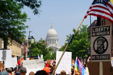 Madison, Wisconsin ABD - 14 Haziran 2025: Protestocular Krallar Yok etkinliği sırasında protesto için bir araya geldi.