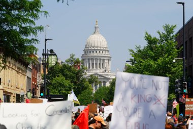 Madison, Wisconsin ABD - 14 Haziran 2025: Kings 'siz etkinlik sırasında kalabalık toplandı.