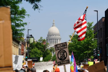 Madison, Wisconsin ABD - 14 Haziran 2025: Kings 'siz etkinlik sırasında kalabalık toplandı.