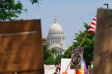 Madison, Wisconsin ABD - 14 Haziran 2025: Protestocular No Kings etkinliği sırasında protesto için bir araya geldi.
