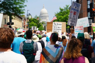 Madison, Wisconsin ABD - 14 Haziran 2025: Protestocular No Kings etkinliği sırasında protesto için bir araya geldi.