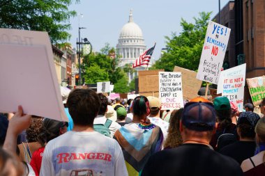 Madison, Wisconsin ABD - 14 Haziran 2025: Protestocular No Kings etkinliği sırasında protesto için bir araya geldi.