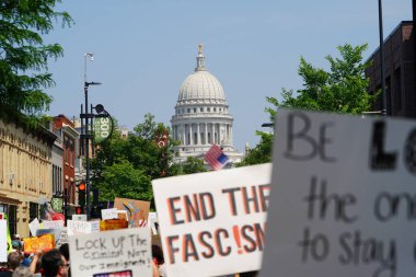 Madison, Wisconsin ABD - 14 Haziran 2025: Protestocular No Kings etkinliği sırasında protesto için bir araya geldi.