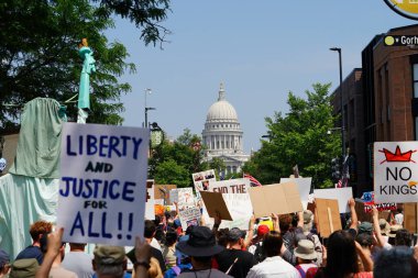 Madison, Wisconsin ABD - 14 Haziran 2025: Karma ırk insanları Krallar Yok etkinliği sırasında protesto için bir araya geldi.
