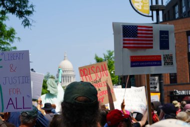 Madison, Wisconsin ABD - 14 Haziran 2025: Katılımcılar Kralsız etkinlik sırasında protesto için bir araya geldi.