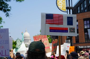Madison, Wisconsin ABD - 14 Haziran 2025: Pankartlı katılımcıların No Kings etkinliği sırasında bir araya gelmesi.