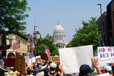 Madison, Wisconsin ABD - 14 Haziran 2025: İnsanlar pankartlarla yürüyor ve Krallar Yok etkinliği sırasında protesto için bir araya geldiler.