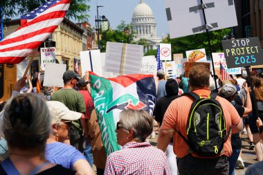 Madison, Wisconsin ABD - 14 Haziran 2025: İnsanlar pankartlarla yürüyor ve Krallar Yok etkinliği sırasında protesto için bir araya geldiler.