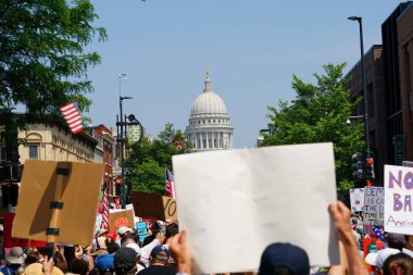 Madison, Wisconsin ABD - 14 Haziran 2025: İnsanlar pankartlarla yürüyor ve Krallar Yok etkinliği sırasında protesto için bir araya geldiler.