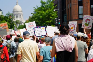 Madison, Wisconsin ABD - 14 Haziran 2025: İnsanlar pankartlarla yürüyor ve Krallar Yok etkinliği sırasında protesto için bir araya geldiler.