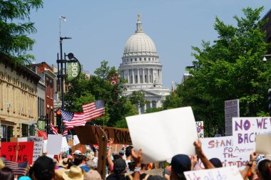 Madison, Wisconsin ABD - 14 Haziran 2025: Çok ırklı insanların vurulması, Krallara Hayır etkinliği sırasında protesto etmek için bir araya geldi.