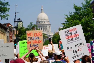 Madison, Wisconsin ABD - 14 Haziran 2025: Karma ırk insanları Krallar Yok etkinliği sırasında protesto için bir araya geldi.