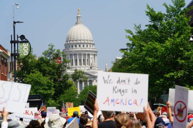 Madison, Wisconsin ABD - 14 Haziran 2025: Karma ırk insanları Krallar Yok etkinliği sırasında protesto için bir araya geldi.