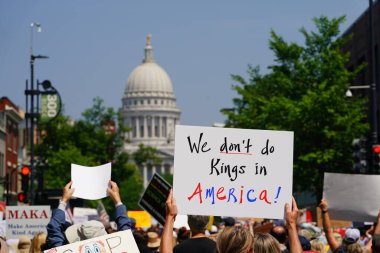 Madison, Wisconsin ABD - 14 Haziran 2025: Karma ırk insanları Krallar Yok etkinliği sırasında protesto için bir araya geldi.