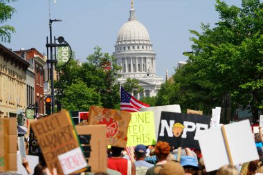 Madison, Wisconsin ABD - 14 Haziran 2025: Karma ırk insanları Krallar Yok etkinliği sırasında protesto için bir araya geldi.