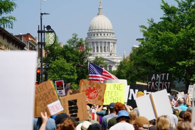 Madison, Wisconsin ABD - 14 Haziran 2025: Karma ırk insanları Krallar Yok etkinliği sırasında protesto için bir araya geldi.