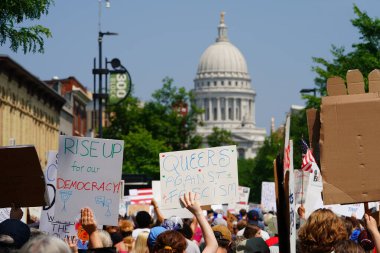Madison, Wisconsin ABD - 14 Haziran 2025: Karma ırk insanları Krallar Yok etkinliği sırasında protesto için bir araya geldi.