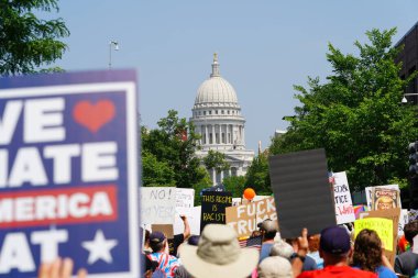 Madison, Wisconsin ABD - 14 Haziran 2025: Karma ırk insanları Krallar Yok etkinliği sırasında protesto için bir araya geldi.