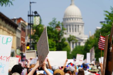 Madison, Wisconsin ABD - 14 Haziran 2025: Karma ırk insanları Krallar Yok etkinliği sırasında protesto için bir araya geldi.