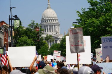 Madison, Wisconsin USA - 14 Haziran 2025: Halk Krallar Yok etkinliği sırasında protesto için bir araya geldi.