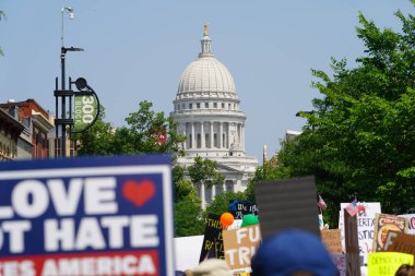 Madison, Wisconsin ABD - 14 Haziran 2025: Karma ırk insanları Krallar Yok etkinliği sırasında protesto için bir araya geldi.