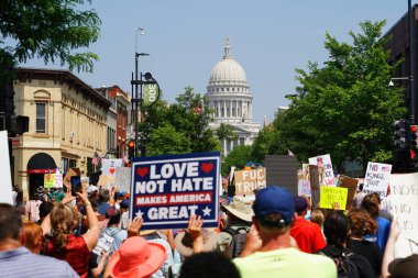 Madison, Wisconsin ABD - 14 Haziran 2025: Karma ırk insanları Krallar Yok etkinliği sırasında protesto için bir araya geldi.