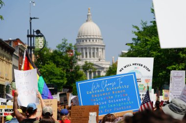 Madison, Wisconsin ABD - 14 Haziran 2025: Karma ırk insanları Krallar Yok etkinliği sırasında protesto için bir araya geldi.