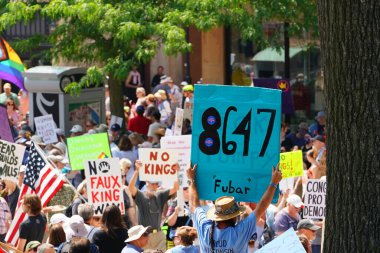 Madison, Wisconsin ABD - 14 Haziran 2025: Karma ırktan bir grup insan Krallar Yok etkinliği sırasında protesto için bir araya geldi.