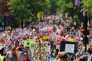 Madison, Wisconsin ABD - 14 Haziran 2025: Karma ırktan bir grup insan Krallar Yok etkinliği sırasında protesto için bir araya geldi.