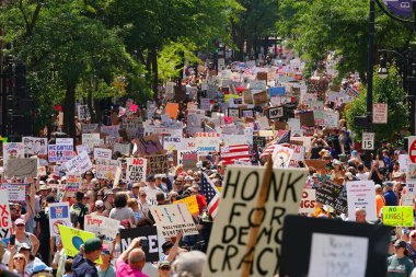 Madison, Wisconsin ABD - 14 Haziran 2025: Karma ırktan bir grup insan Krallar Yok etkinliği sırasında protesto için bir araya geldi.