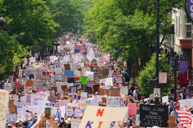Madison, Wisconsin ABD - 14 Haziran 2025: Reklam pankartlarıyla çeşitli vatandaşlar Krallar Yok etkinliği sırasında protesto için bir araya geldi.