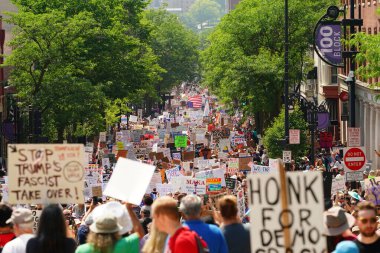 Madison, Wisconsin ABD - 14 Haziran 2025: Pankartlı protesto kalabalığı Kralsız etkinlik sırasında bir araya geldi.