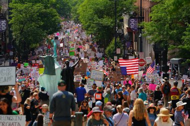 Madison, Wisconsin ABD - 14 Haziran 2025: Pankartlı protesto kalabalığı Kralsız etkinlik sırasında bir araya geldi.