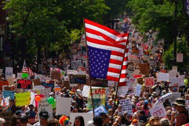 Madison, Wisconsin ABD - 14 Haziran 2025: Pankartlı protesto kalabalığı Kralsız etkinlik sırasında bir araya geldi.