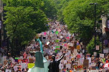 Madison, Wisconsin ABD - 14 Haziran 2025: Protestocular, Krallar Yok etkinliği sırasında protesto için bir araya geldi.