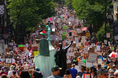 Madison, Wisconsin ABD - 14 Haziran 2025: Karma ırk yerlileri Krallar Yok etkinliği sırasında protesto için bir araya geldi.
