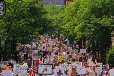 Madison, Wisconsin ABD - 14 Haziran 2025: Karma ırk yürüyüşçüleri Krallar Yok etkinliği sırasında protesto için bir araya geldi.