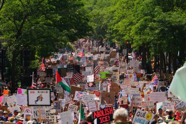 Madison, Wisconsin ABD - 14 Haziran 2025: Karma ırk yürüyüşçüleri Krallar Yok etkinliği sırasında protesto için bir araya geldi.