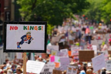 Madison, Wisconsin ABD - 14 Haziran 2025: Karma ırk yürüyüşçüleri Krallar Yok etkinliği sırasında protesto için bir araya geldi.