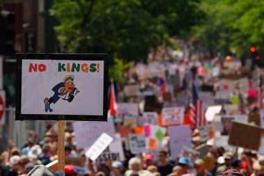 Madison, Wisconsin ABD - 14 Haziran 2025: Çok ırklı aktivist grubu, Krallar Yok etkinliği sırasında protesto için bir araya geldi.