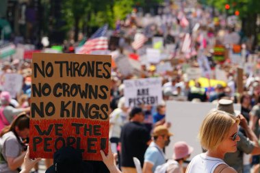 Madison, Wisconsin ABD - 14 Haziran 2025: Çok ırklı aktivist grubu, Krallar Yok etkinliği sırasında protesto için bir araya geldi.