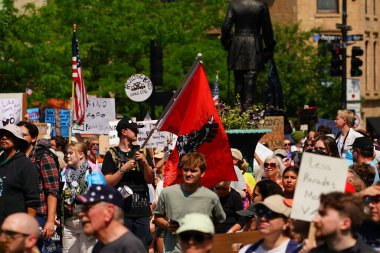 Madison, Wisconsin ABD - 14 Haziran 2025: Karma ırk insanları Krallar Yok etkinliği sırasında protesto için bir araya geldi.