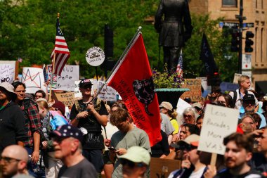 Madison, Wisconsin ABD - 14 Haziran 2025: Karma ırk insanları Krallar Yok etkinliği sırasında protesto için bir araya geldi.