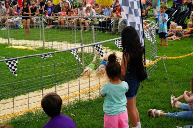 Kız bir arabayla meşgul.