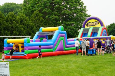 Çocuklar parktaki yıllık fuardalar.