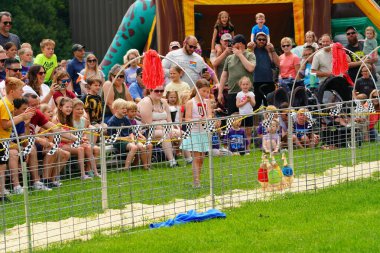 Köpek gösterisindeki çocuklar.