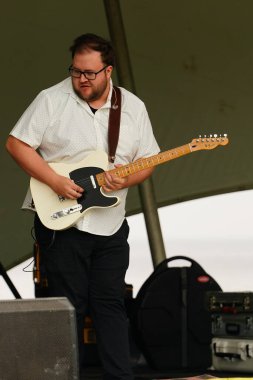 Gitarist havada bir konserde gitar çalıyor.
