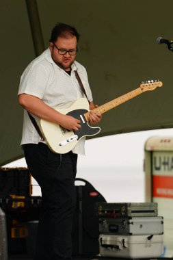 Gitarist sahnede gitar çalıyor.